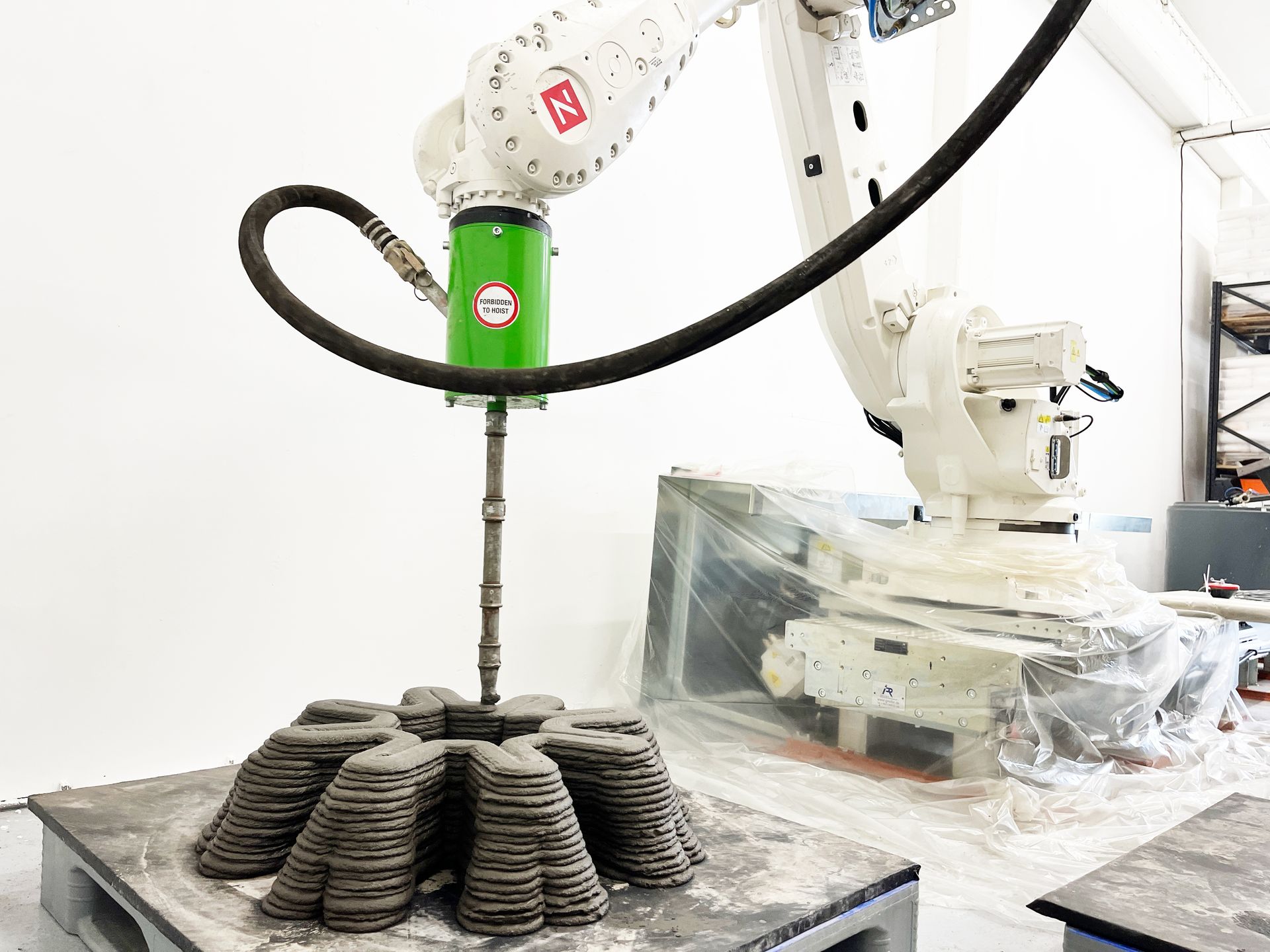 Large-scale concrete 3D printing system